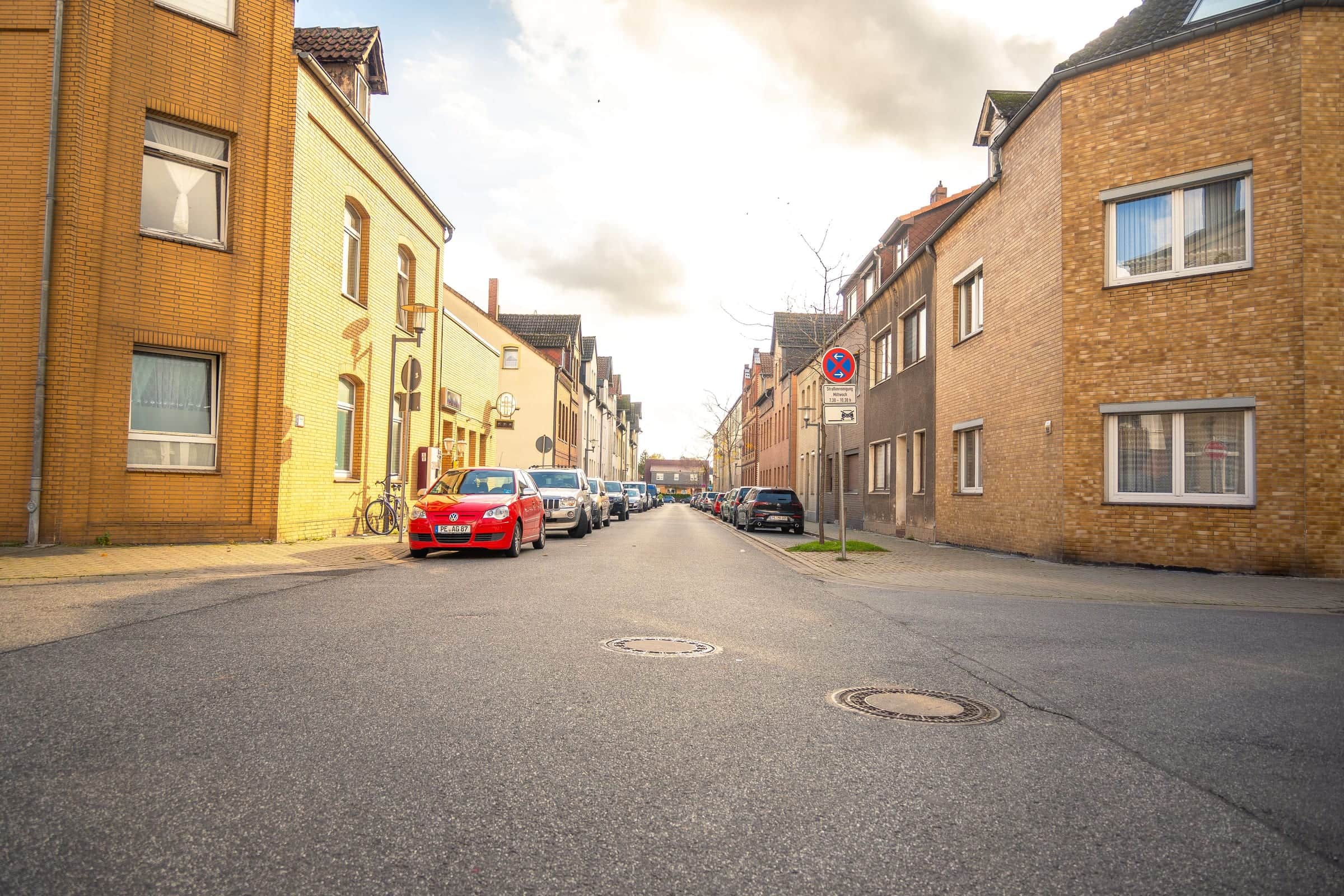Wohnstraße mit Backsteinhäusern im Einsatzgebiet