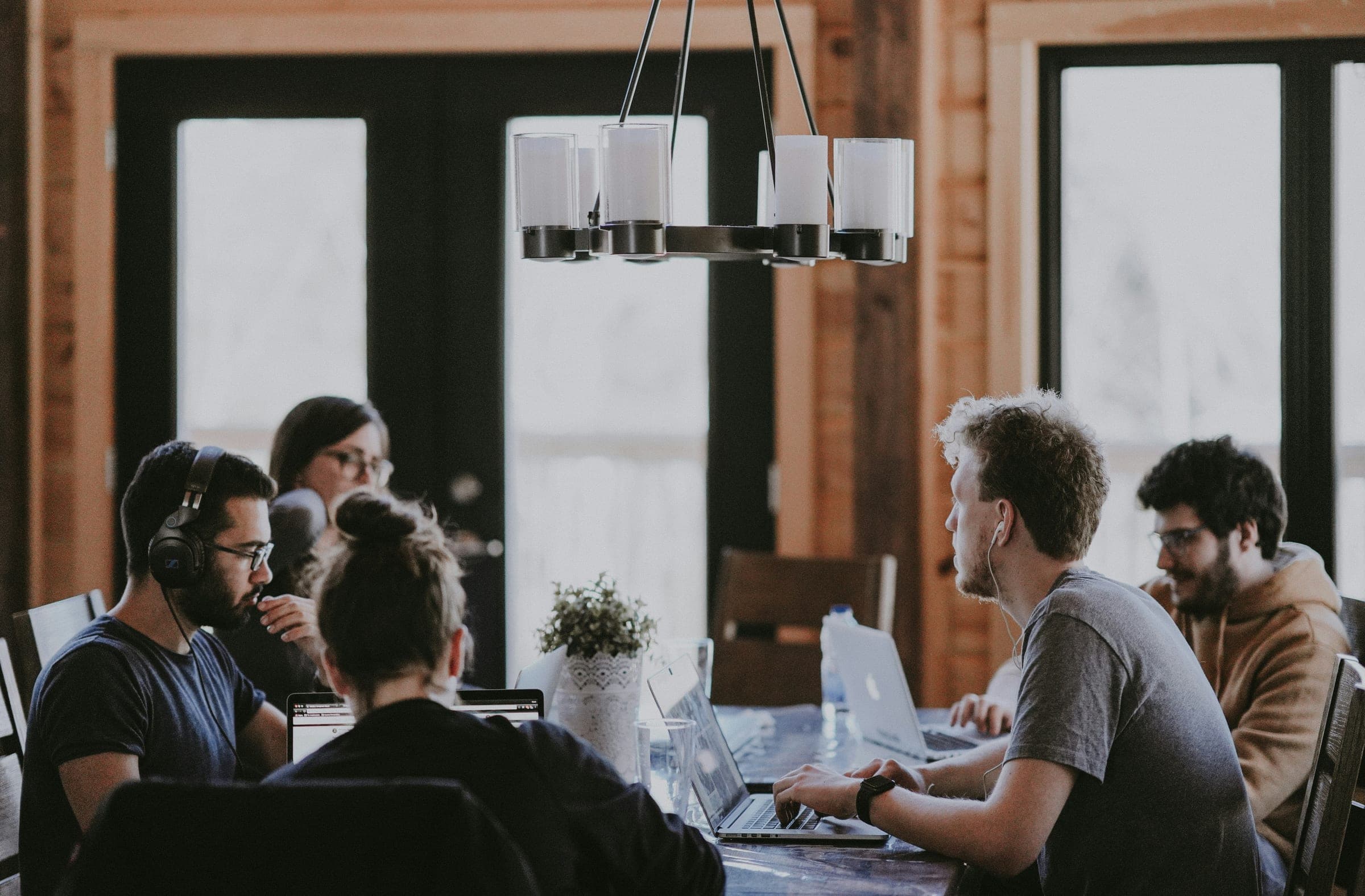 Mitarbeitende von Octo Hands Service bei der Arbeit