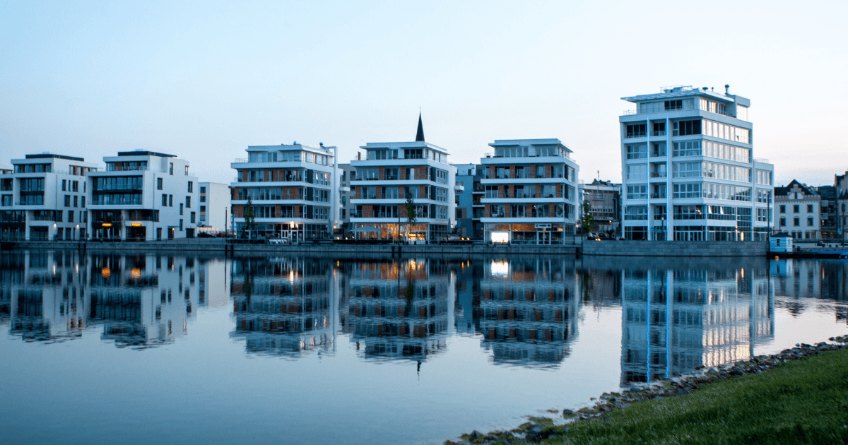 Phoenix See in Dortmund mit moderner Uferbebauung
