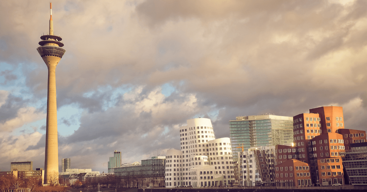 Skyline von Düsseldorf mit Rheinturm und Medienhafen