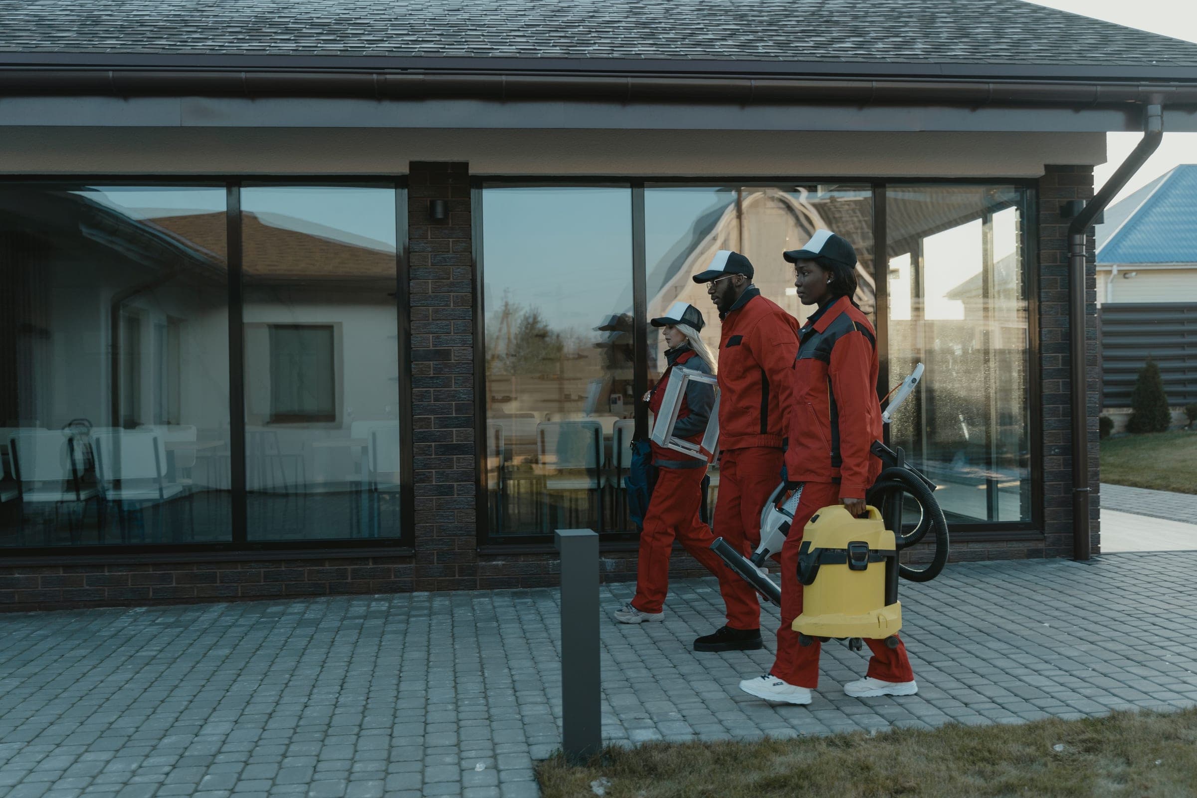 Reinigungsteam auf dem Weg zum Einsatz an einem Gewerbeobjekt